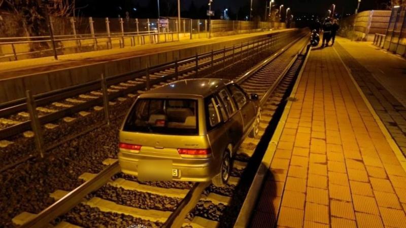 BEOL - Egy Suzukis autós hosszú kilométereken át a vonatsínen haladt, de ha a vonat megérkezik, már nem lesz esélye a túlélésre.