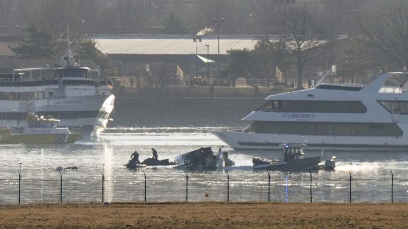 Washingtoni légikatasztrófa: a mentési műveletek leállítása

A Washington környékén történt légikatasztrófa következtében a hatóságok bejelentették, hogy felfüggesztik a mentési tevékenységeket. A tragikus esemény után a helyszínen zajló kutatási és menté