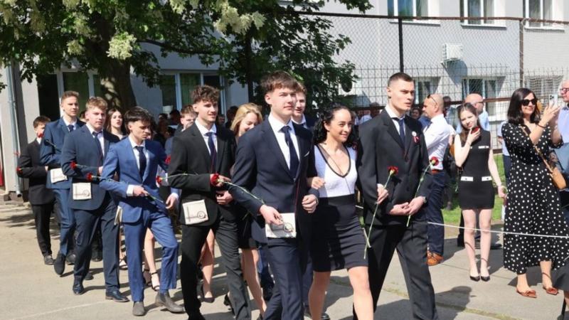 A ballagási ajándék nem csupán a pénzről szól - vajon adnál autót a végzős gyermekednek?