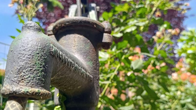 A jogszabályok megszegése, például engedély nélküli kútfúrás esetén, bírsággal zárulhat az ügy.