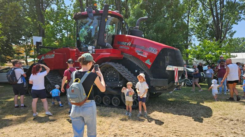 A tűzoltónap varázslatos eseményei között egy igazi különlegesség hódította meg a gyerekek szívét: egy mesés traktor, amely színes festésével és vidám dizájnjával azonnal magára vonzotta a figyelmet. A gyerekek izgatottan tolongtak körülötte, miközben a t