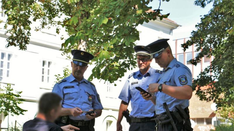 A Nyár utcát hirtelen elözönlötték a rendőrök.