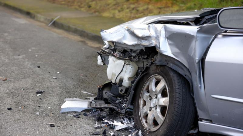 Súlyos közlekedési baleset zajlott le a 61-es főúton, ahol a mentőszolgálat és a tűzoltóság jelenleg is dolgozik a helyszínen.