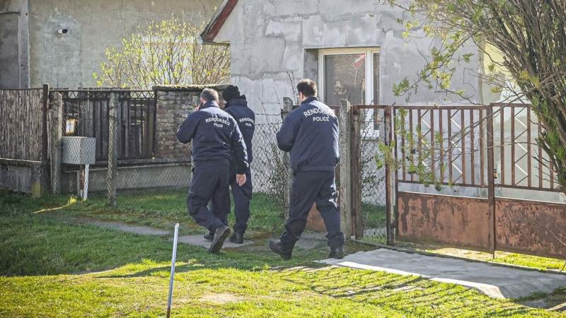 Kiskorú veszélyeztetése miatt egy nőt keresnek Pécsen (FOTÓ)