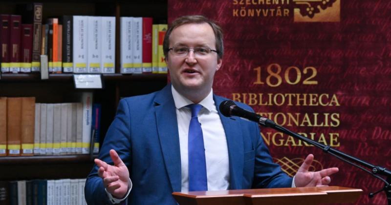 Az Oszk főigazgatója a csótányokkal és penésszel kapcsolatos problémáira hívta fel a figyelmet, amikor Demeter Szilárd közbelépett, és azonnal kivezette őt, majd helyben elkobozta a mobiltelefonját.