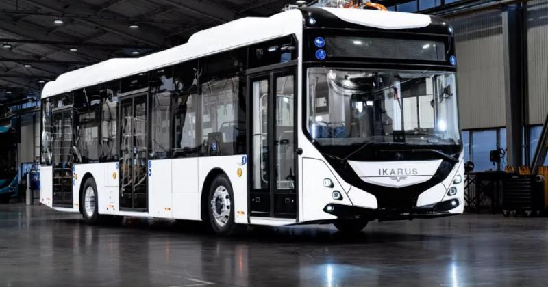 Balatonfüreden három új elektromos autóbusz kezdte meg működését, amely jelentős lépést jelent a helyi közlekedés fenntarthatósága felé.
