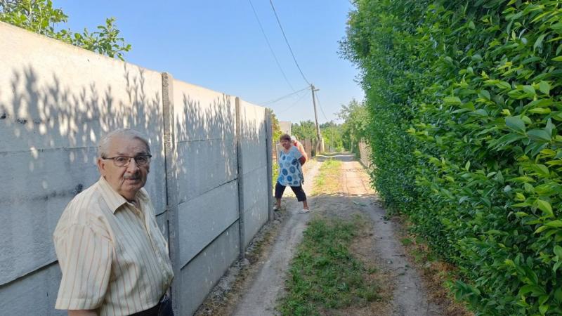 Fejér megyében egy kis, eldugott utca található, amely már hosszú évek óta feszültségeket szül a szomszédok között. A közeli házak lakói között jogi viták és nézeteltérések zajlanak, melyek a helyi közösséget is megosztják. Az utca nem csupán fizikai hatá