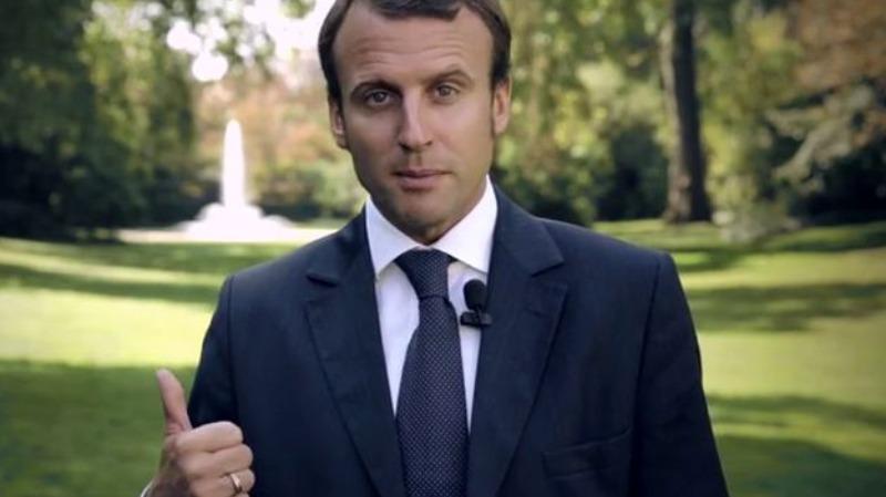 Abszurd: Macron nyugodt léptekkel halad a káosz közepette, ahol az összeomlás őrült táncot jár.