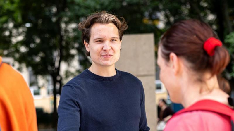 Még az MSZP politikai képviselője is zavarban van, amikor próbálja megérteni, miért állnak Pikó András és csapata egy, a drogozással kapcsolatba hozott baloldali jelölt mellett.