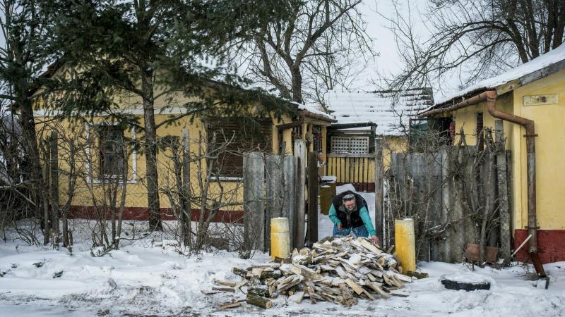 A Habitat for Humanity idei jelentése alapján a lakosság 30%-a szenved a lakhatási szegénység problémáitól – írja az atlatszo.hu.