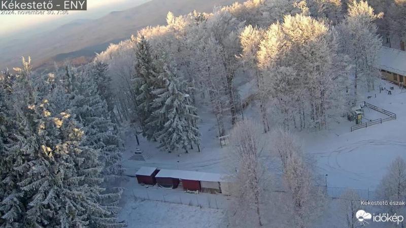 A Kékestető hóval borított tája tündöklő fehérbe öltözött, mintha egy varázslatos mesebeli világba léptünk volna. A fák ágain üde hópihék csillognak, és a táj szépsége magával ragadja a látogatót. Az ég kékje éles kontrasztot alkot a fehér hótakaróval, am