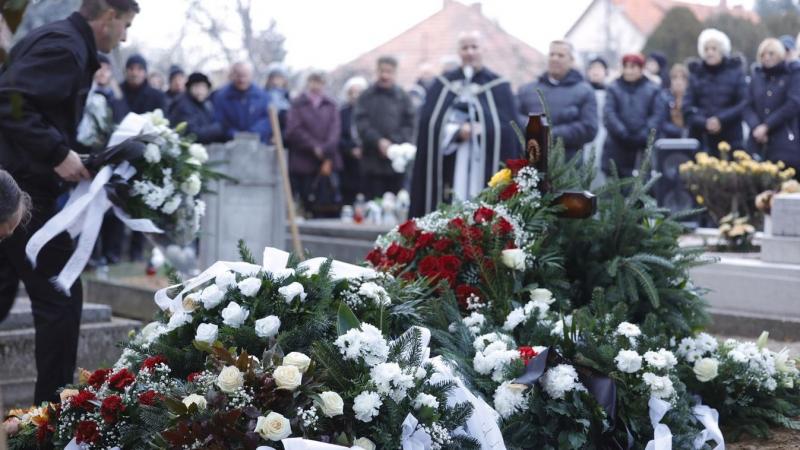 A halál és a szeretet határvonalán találkoznak az érzelmek, és ez a pillanat most különösen éles fényt vetett Till Tamás búcsújára. Az élet és a végső elválás szomorú, de egyben szívhez szóló emlékezés is, ahol a szeretet sosem múlik el.