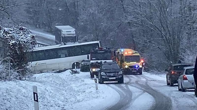 A havazás következtében tömegbaleset történt a Bakonyban, ahol több busz ütközött egymással.