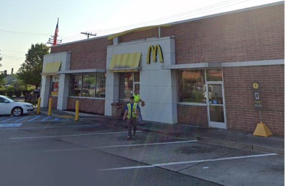 Annyira szigorúan bírálták a McDonald's-ot, ahol lecsaptak a biztosító vezetőjének gyilkosára, hogy még a Google is beavatkozott az ügybe.