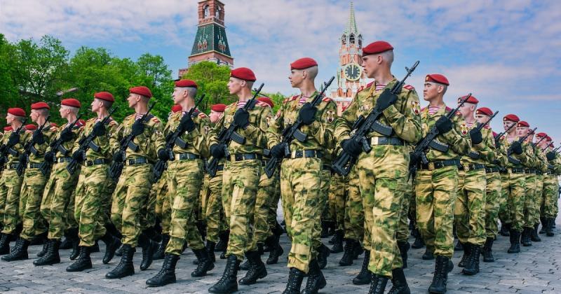 Az orosz hadsereg újabb lendületes offenzívára készül Ukrajna irányába. Az események alakulása aggasztó, és a nemzetközi közösség figyelme egyre inkább a régióra irányul.