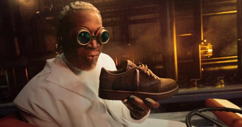 Travis Scott és Dennis Rodman közösen bemutatták legújabb csokiszínű Air Jordan 1 Low OG sneakerjüket, amely egyedi stílusával és különleges dizájnjával azonnal felhívja magára a figyelmet.