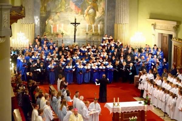 A váci egyházzene évszázadok óta gazdagítja a kulturális örökségünket, és már ezer éve kíséri a hívek vallásos életét. Az egyházi dallamok mélyen gyökereznek a helyi közösség hagyományaiban, tükrözve a régió történelmét és szellemi értékeit. A váci templo