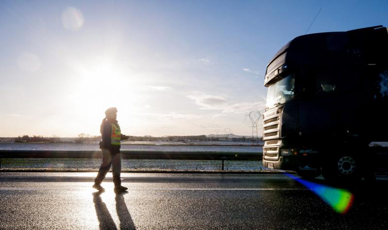 Tatabánya térségében baleset történt az M1-es autópályán, ahol egy híd megsérült. Jelenleg csak egy sáv használható az érintett szakaszon, így a közlekedőknek érdemes fokozott óvatossággal haladniuk.