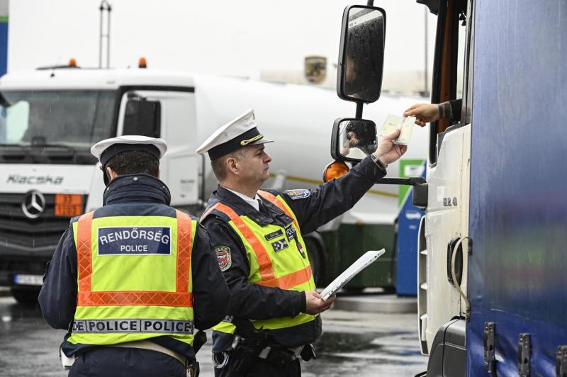 Váratlanul drámai módosítások várhatóak a KRESZ szabályaiban – figyelmeztetnek a szakértők. A Liner.hu értesülései szerint a tervezett változtatások komoly hatással lehetnek a közlekedésbiztonságra. Érdemes alaposan átgondolni, milyen következményekkel já