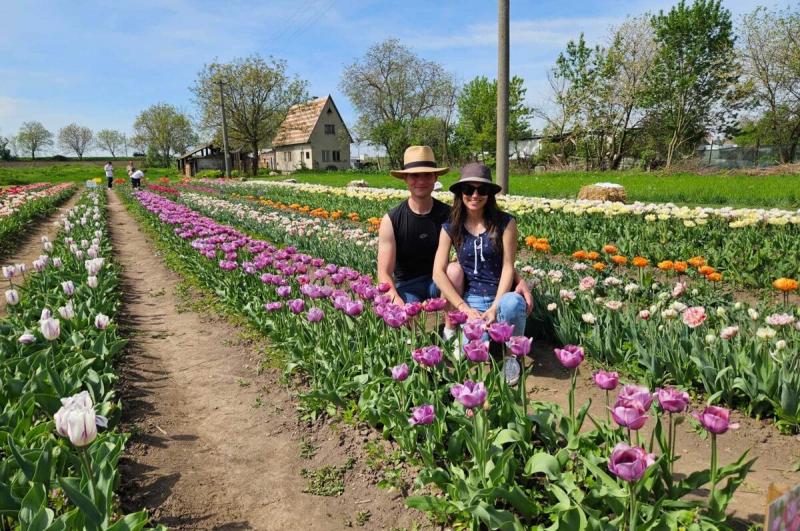 Fedezd fel a Garam partján elterülő színes tulipánfarmokat, ahol Hollandiát idéző virágözön kápráztat el! A tavaszi napsütésben a színek táncot járnak, és a virágok illata betölti a levegőt, miközben a folyó zúgása harmonikus háttérzene a természet e csod