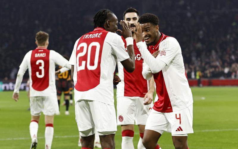 Az Ajax-Frankfurt és a Roma-Bilbao összecsapásai izgalmas párharcokat ígérnek az Európa-ligában. Ezek a párosítások nemcsak a csapatok közötti rivalizálást, hanem a futball iránti szenvedélyt is tükrözik. Készüljünk fel a látványos mérkőzésekre, ahol a ta