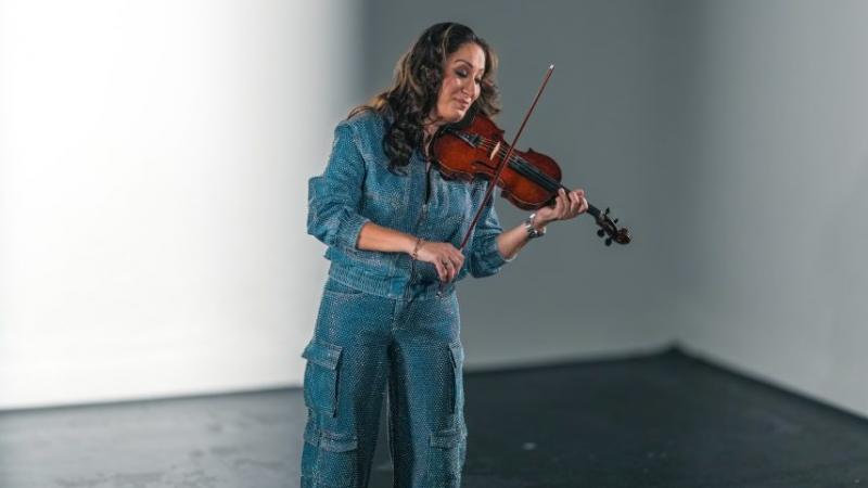 Megérkezett Nyári Bernadett debütáló crossover albuma!