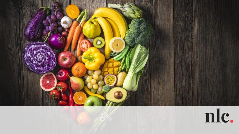 Természetesen! Íme három kreatív módszer a koleszterinszint csökkentésére diétával:

1. **Színes tányér**: Töltsd meg a tányérodat friss, színes zöldségekkel és gyümölcsökkel! A zöld leveles zöldségek, mint a spenót és a kelkáposzta, valamint a bogyós gyü