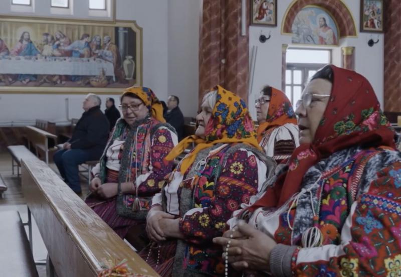 Semjén Zsolt hangsúlyozta, hogy jelentős előrelépésnek számít, hogy Csángóföldön immár magyar nyelvű misét tartanak. Ez a fejlemény nemcsak a helyi közösség számára bír nagy jelentőséggel, hanem a magyar kultúra és identitás megőrzésében is fontos szerepe