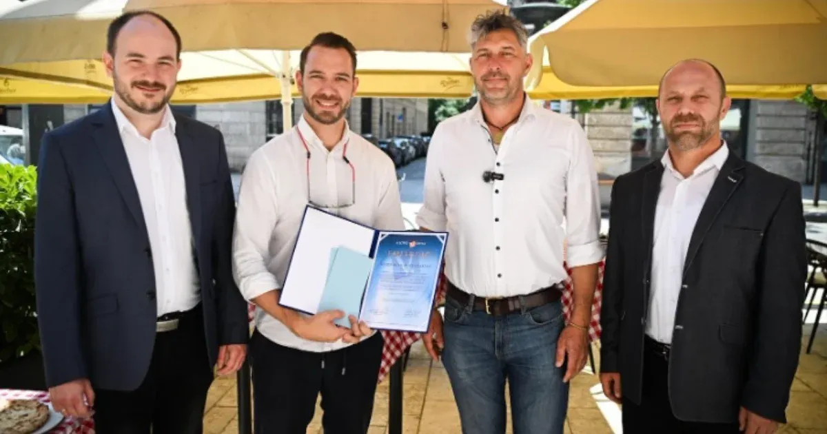 Oklevelet és ajándékot vehetett át az a pincér, aki bátor módon sietett a segítségére a megtámadott Jeszenszky Gézának.