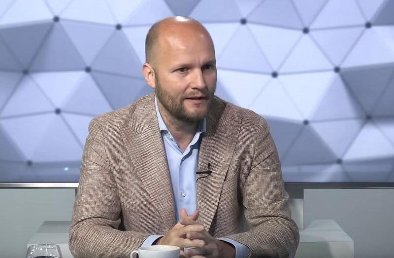 Nyomozás indult a korábbi szlovák védelmi miniszter ellen, aki az Ukrajnának nyújtott hadiipari támogatások kapcsán került a figyelem középpontjába.