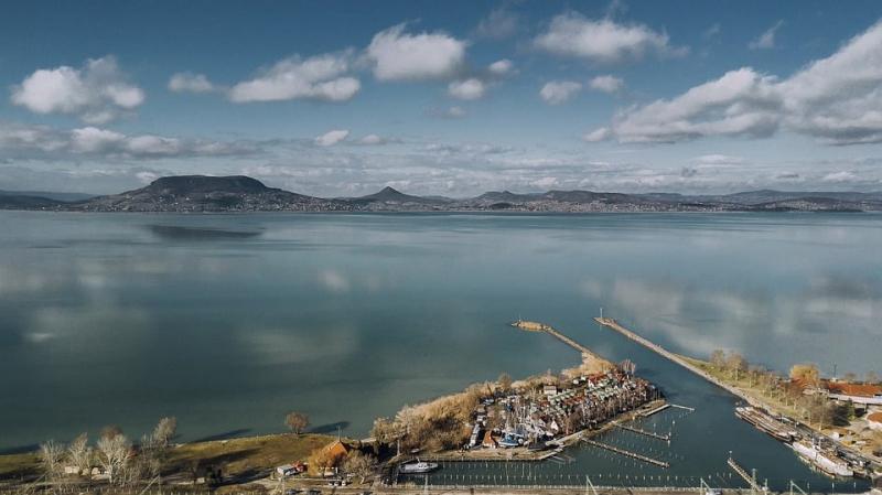 A Balaton környékén egyre inkább aggasztó trendek figyelhetők meg. A gyönyörű tó és környezete, amely évtizedek óta a pihenni vágyók kedvenc célpontja, most új kihívásokkal néz szembe. A természetes szépség megőrzése mellett a környezetszennyezés, a túlzo