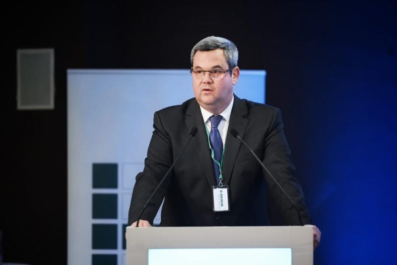 Takács Péter, a neves orvos, azzal vádolja a kamaráját, hogy megtéveszti a közvéleményt a orvosok jövedelmével kapcsolatban.