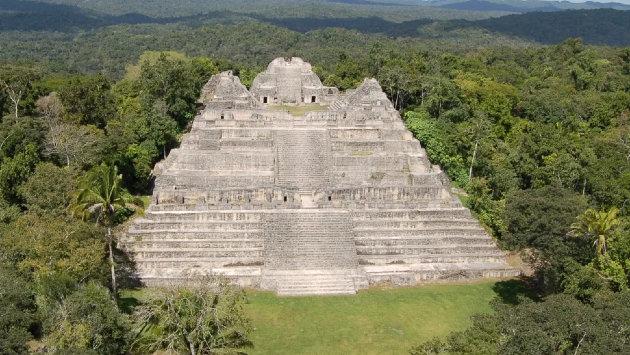 Feltárták Caracol első uralkodójának sírját Belize buja dzsungelének mélyén.