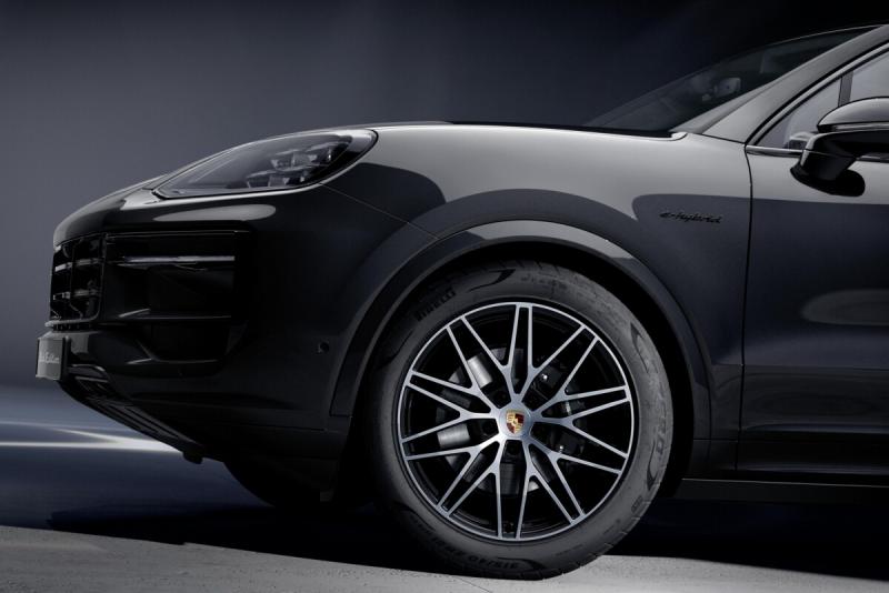 A Porsche sötét árnyékot vetett a nagy öregekre.
