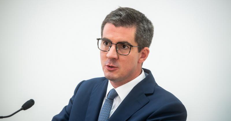 Kocsis Máté: Orbán állta a repülőút költségeit, míg Magyar Péter 70 millió forintot zsebelt be bennfentes információk révén.