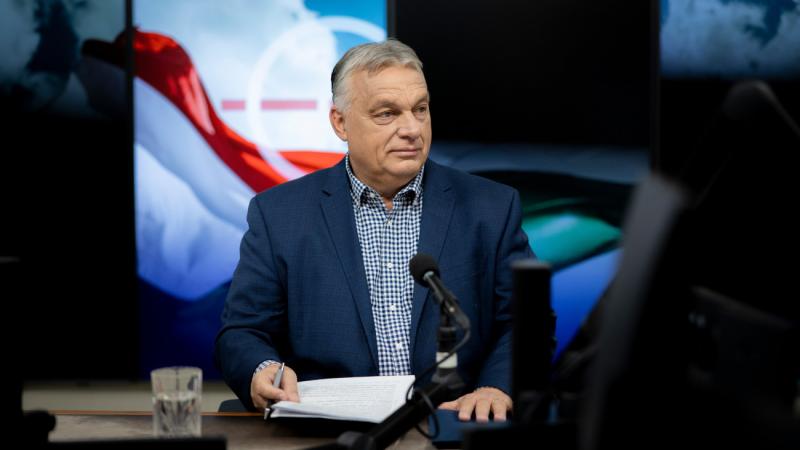 Orbán Viktor péntek reggel hangsúlyozta: Célom, hogy megóvjam Magyarországot attól, hogy egy szövetségi keretben Ukrajnával háborús konfliktusba keveredjünk Oroszországgal.