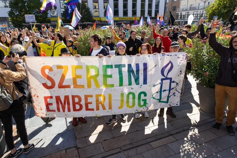 A Pécs Pride eseménye alatt a rendőrség számos alkalommal lépett közbe, ám ezek az intézkedések nem mindig a Pride felvonulóival szemben irányultak. | szmo.hu