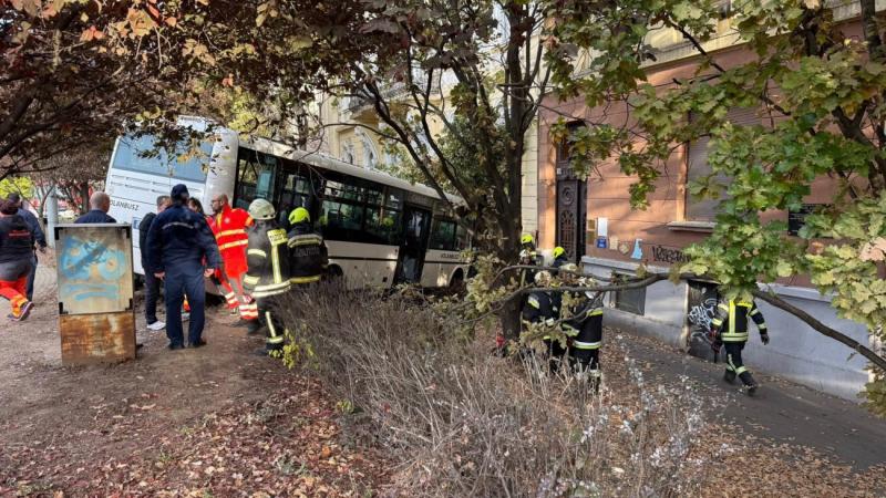 Súlyos baleset történt Szolnokon, amikor egy busz belerohant egy gimnázium épületébe. Az eset sokkolta a helyi közösséget, és azonnali sürgősségi intézkedésekre volt szükség a helyszínen. A hatóságok vizsgálják a baleset körülményeit, miközben a diákok és